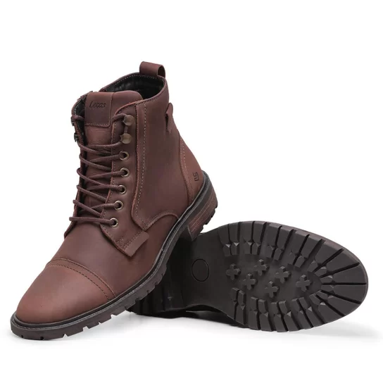 "Bota masculina de couro: elegância e sofisticação para os pés"