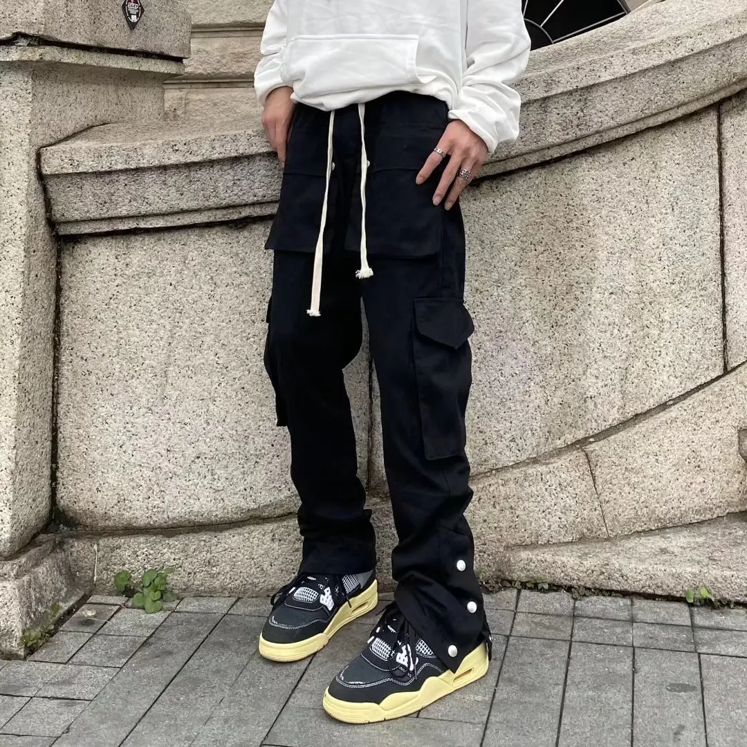 What features do the cargo pockets on the sweatpants have?