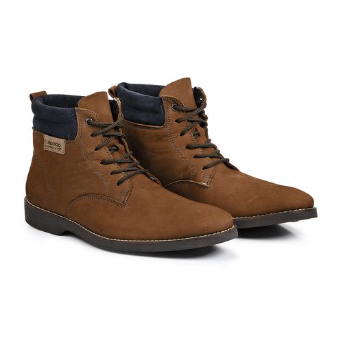 "O impacto da bota masculina de couro no visual masculino"