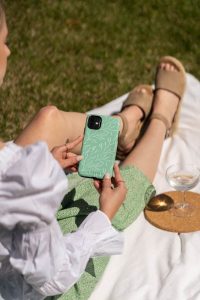 How to color a phone case?