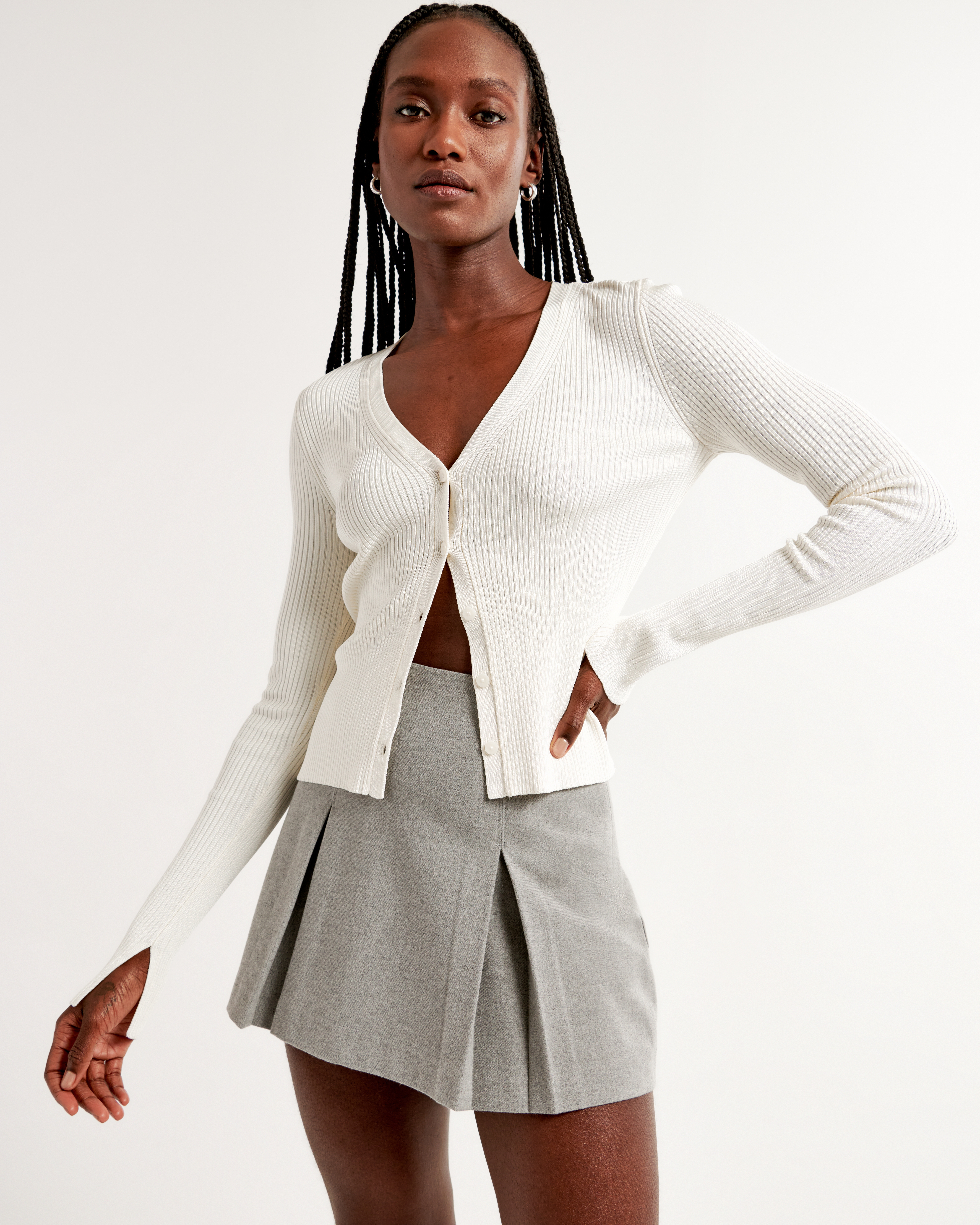 White cardigan women: Exploring the Versatility of it in Fashion