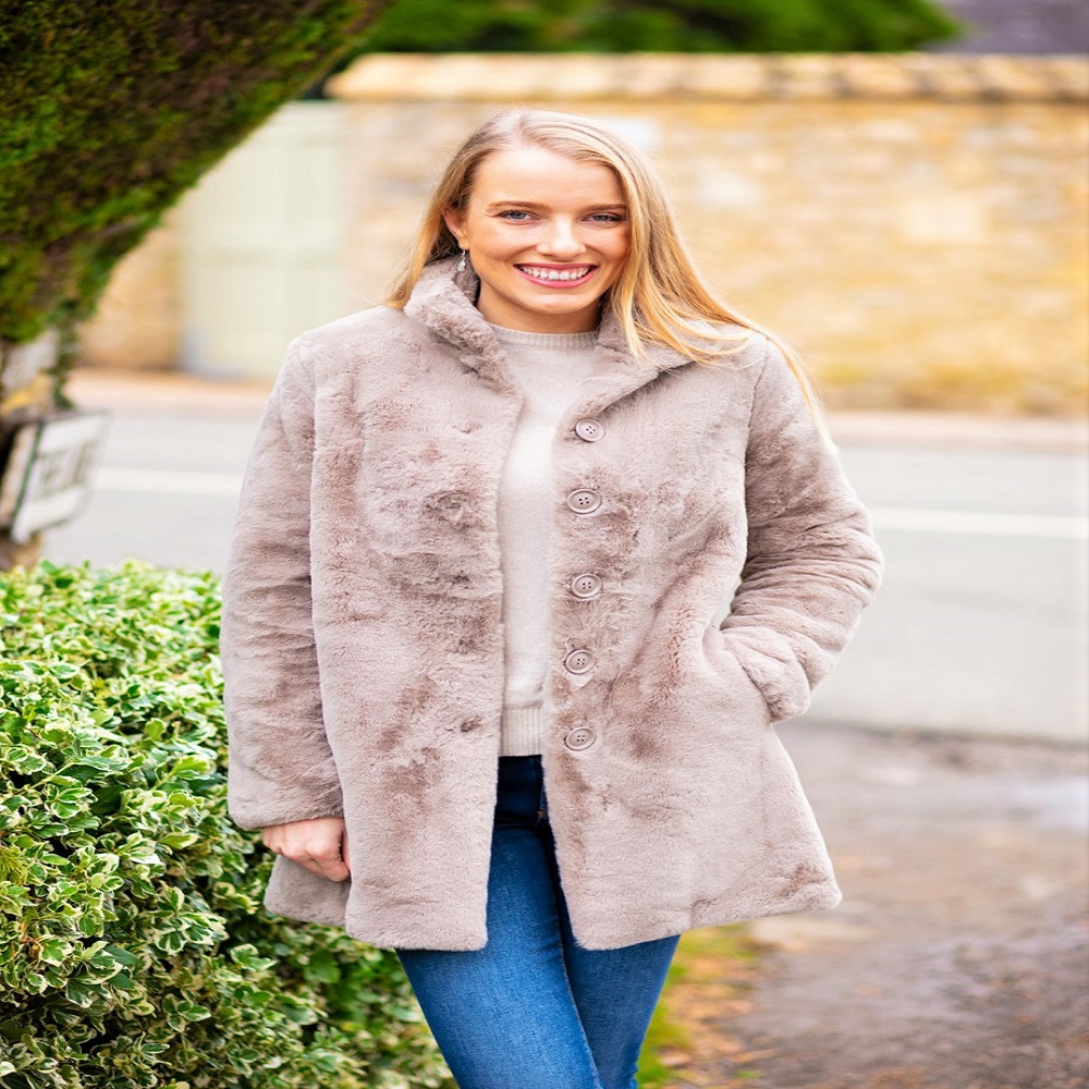 Faux fur coat: The Ethical and Fashionable Choice for Winter