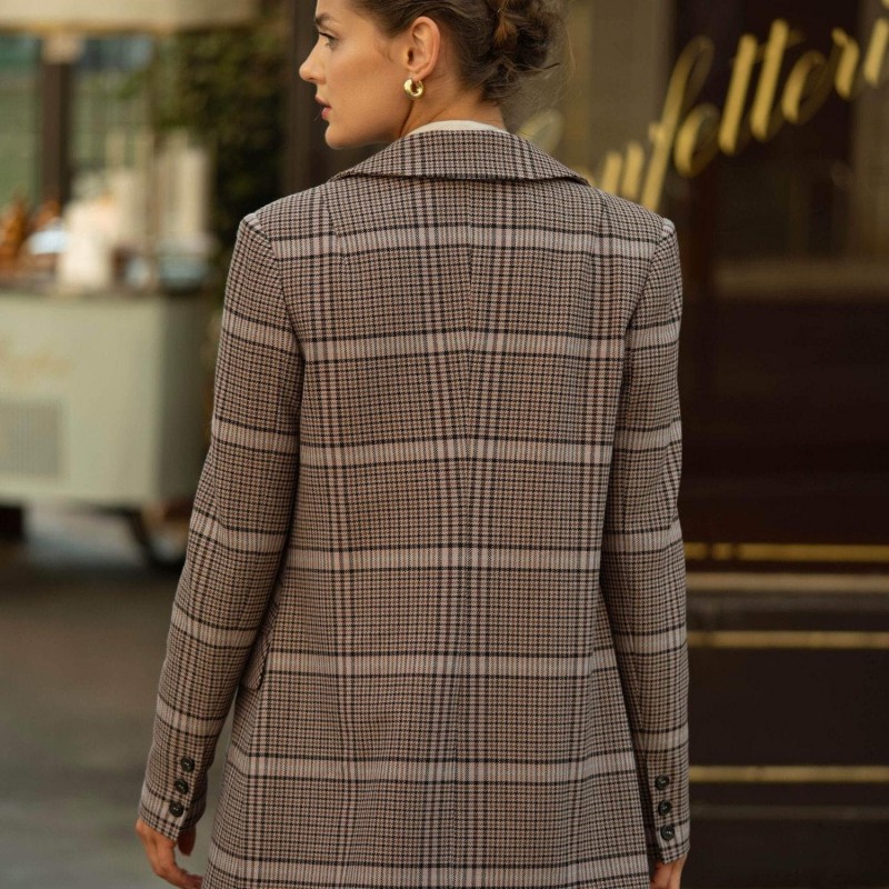 The Timeless Appeal of the Plaid Blazer: A Fashion Guide