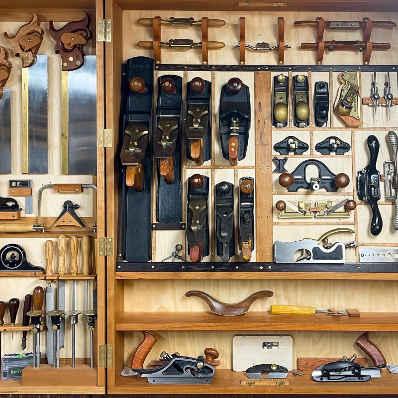 hand tools for repairing electronic devices