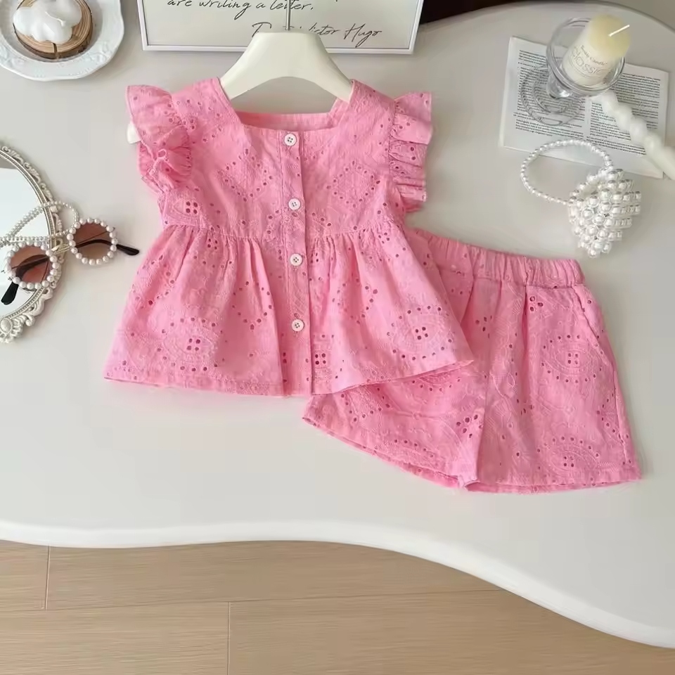 The latest trends in baby girl boutique clothing capture the essence of childhood whimsy while offering modernity and comfort.