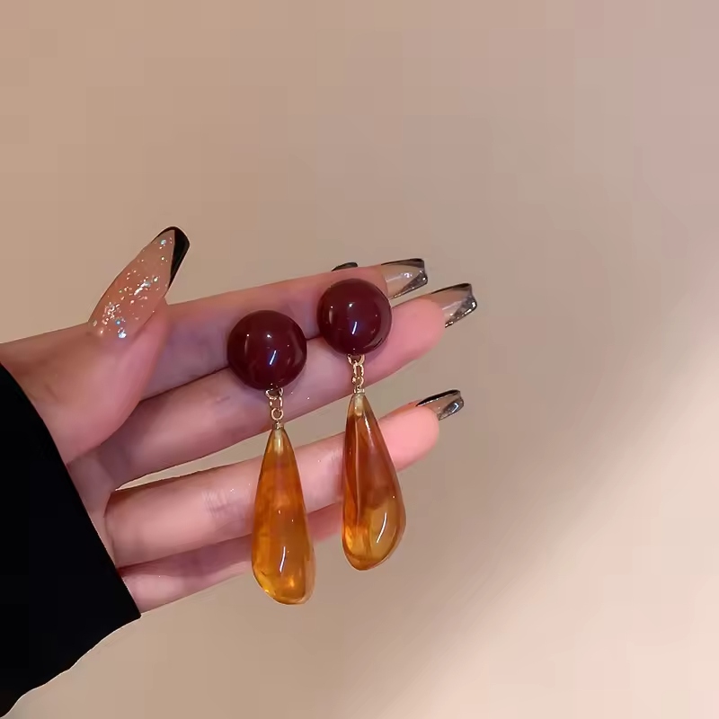 Resin jewelry is a beautiful, versatile, and creative craft. It allows anyone to make unique and personalized accessories.