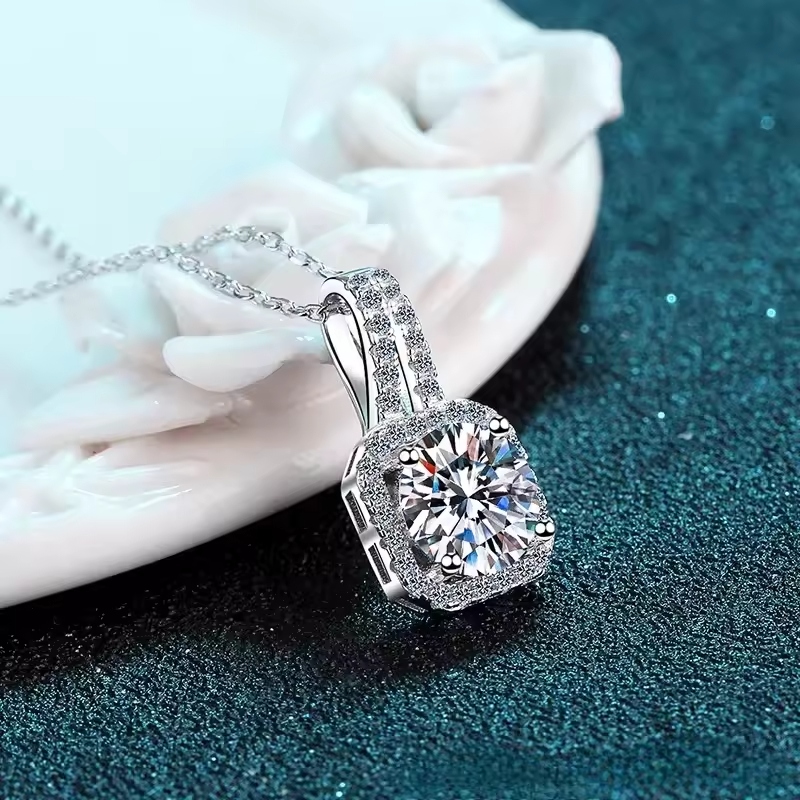 Platinum jewelry has a charm that captivates everyone.