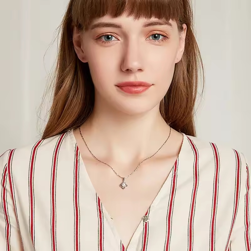 Platinum jewelry has a charm that captivates everyone.