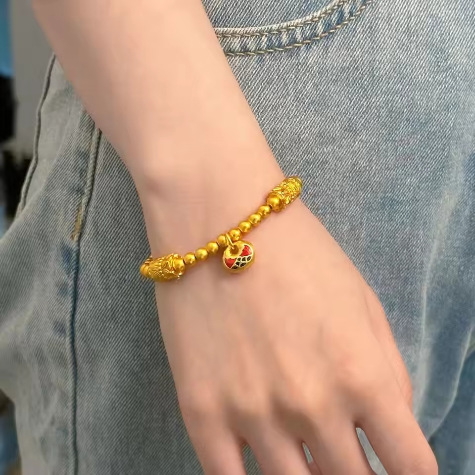 Julie Vos Jewelry is a celebrated name in the accessory world.