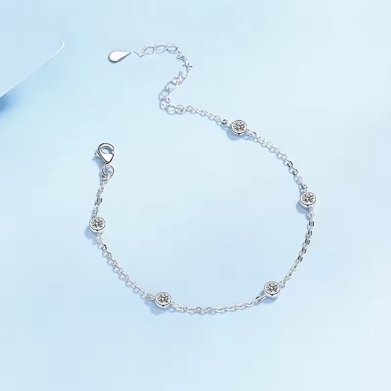 Platinum jewelry has a charm that captivates everyone.